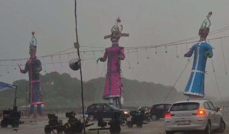 ਹੁਸ਼ਿਆਰਪੁਰ ’ਚ ਮੀਂਹ ਨੇ ਸਿਲੀ ਕੀਤੀ ਦੁਸਹਿਰੇ ਦੀ ਖੁਸ਼ੀ;  ਭਾਰੀ ਮੀਂਹ ਨਾਲ ਭਿੱਜਿਆ ਰਾਵਣ ਦਾ ਪੁਤਲਾ; ਪਾਣੀ ਨਾਲ ਭਰਿਆ ਗਰਾਊਂਡ, ਸੜਕਾਂ ਜਲਥਲ