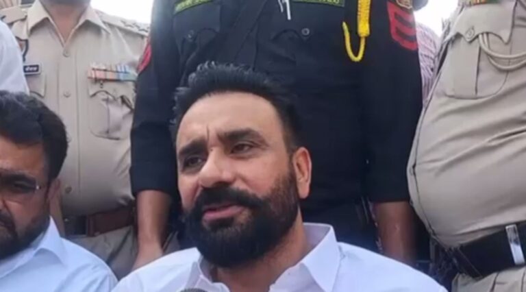 ਗੁਰਦਾਸਪੁਰ ਦੇ ਹੜ੍ਹ ਪੀੜਤਾਂ ਨੂੰ ਮਿਲੇ ਬੱਬੂ ਮਾਨ; ਪਿੰਡਾਂ ’ਚ ਪਹੁੰਚ ਕੇ ਮੁੜ ਵਸੇਬੇ ’ਚ ਕੀਤੀ ਮਦਦ