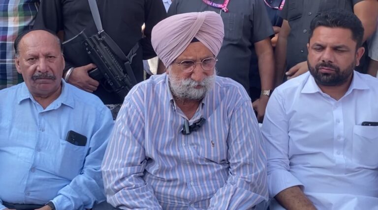 ਬਟਾਲਾ ’ਚ ਪੀੜਤਾਂ ਨੂੰ ਮਿਲੇ ਸਾਂਸਦ ਸੁਖਜਿੰਦਰ ਰੰਧਾਵਾ; ਗੋਲੀ ਕਾਂਡ ਦੌਰਾਨ 2 ਦੀ ਮੌਤ ਤੇ 4 ਜਣੇ ਹੋਏ ਸੀ ਜ਼ਖਮੀ; ਸਾਂਸਦ ਰੰਧਾਵਾ ਵੱਲੋਂ ਘਟਨਾ ਦੀ ਸਖਤ ਸ਼ਬਦਾਂ ’ਚ ਨਿੰਦਾ