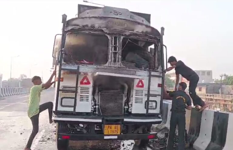 ਫਗਵਾੜਾ ’ਚ ਕੈਮੀਕਲ ਨਾਲ ਭਰੇ ਟੈਂਕਰ ਨੂੰ ਅੱਗ; ਡਰਾਈਵਰ ਦੀ ਚੌਕਸੀ ਕਾਰਨ ਟਲਿਆ ਹਾਦਸਾ; ਫਾਇਰ ਬ੍ਰਿਗੇਡ ਨੇ ਮੌਕੇ ’ਤੇ ਪਹੁੰਚ ਪਾਇਆ ਕਾਬੂ