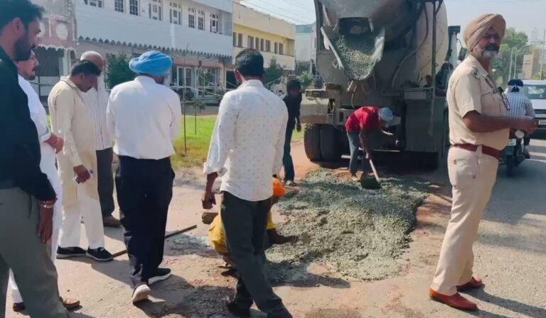 ਫਗਵਾੜਾ ਤੋਂ ਕਾਂਗਰਸ ਵਿਧਾਇਕ ਦਾ ਨੇਕ ਉਪਰਾਲਾ; ਖੁਦ ਕਰਵਾਇਆ ਸੜਕ ’ਤੇ ਪੈਚਵਰਕ ਦਾ ਕੰਮ