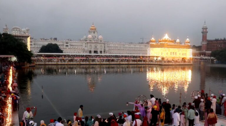 ਸ਼੍ਰੀ ਦਰਬਾਰ ਸਾਹਿਬ ਵਿਖੇ ਸ਼ਰਧਾ ਨਾਲ ਮਨਾਇਆ ਬੰਦੀਛੋੜ ਦਿਵਸ; ਦੀਪਮਾਲਾ ਤੇ ਆਤਿਸ਼ਬਾਜ਼ੀ ਨਾਲ ਚਮਕਿਆ ਅਸਮਾਨ