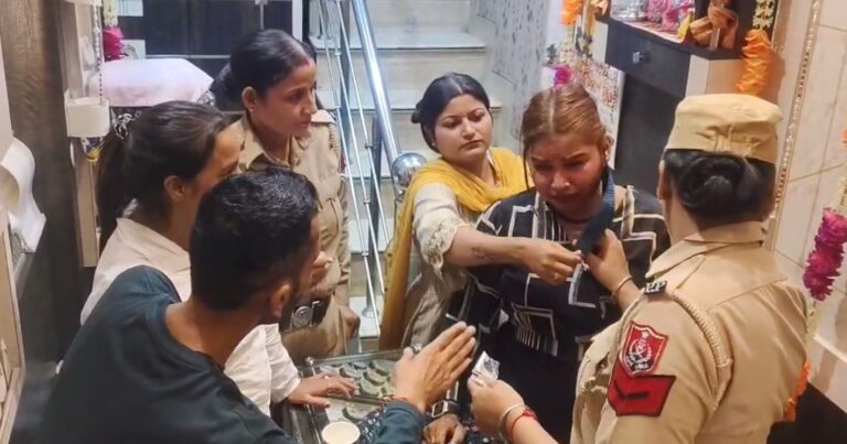ਜਲੰਧਰ ’ਚ ਸੁਨਿਆਰੇ ਦੀ ਦੁਕਾਨ ’ਚ ਚੋਰੀ; ਔਰਤ ’ਤੇ ਲੱਗੇ ਸੋਨਾ ਚੋਰੀ ਦੇ ਇਲਜ਼ਾਮ; ਘਟਨਾ ਸੀਸੀਸੀਟੀਵ ’ਚ ਕੈਦ, ਹੋਇਆ ਹੰਗਾਮਾ