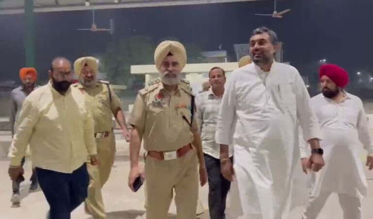 ਜਲਾਲਾਬਾਦ ’ਚ ਰੇਹੜੀ-ਫੜੀ ਵਾਲਿਆਂ ਦਾ ਧਰਨਾ ਸਮਾਪਤ; ਐਸਐਸਪੀ ਤੇ ਵਿਧਾਇਕ ਨਾਲ ਮੀਟਿੰਗ ’ਚ ਸਹਿਮਤੀ;  ਅਨਾਜ ਮੰਡੀ ’ਚ 25 ਦਿਨ ਤੋਂ ਚੱਲ ਰਿਹਾ ਸੀ ਧਰਨਾ