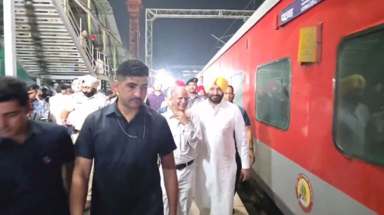 ਲੁਧਿਆਣਾ ਰੇਲਵੇ ਸਟੇਸ਼ਨ ਪਹੁੰਚੇ ਕੇਂਦਰੀ ਮੰਤਰੀ ਰਵਨੀਤ ਬਿੱਟੂ; ਤਿਉਹਾਰਾਂ ਦੌਰਾਨ ਕੀਤੇ ਪ੍ਰਬੰਧਾਂ ਦਾ ਲਿਆ ਜਾਇਜ਼ਾ; ਰੇਲਵੇ ਵੱਲੋਂ ਵਿਸ਼ੇਸ਼ ਗੱਡੀਆਂ ਚਲਾਉਣ ਦਾ ਕੀਤਾ ਦਾਅਵਾ