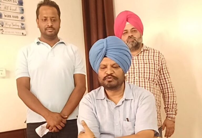 ਸਰਹਿੰਦ ’ਚ ਨਿੱਜੀ ਪਟਰੋਲ ਪੰਪ ਦੀ ਚੈਕਿੰਗ; ਸਟਾਕ ਰਜਿਸਟਰ ਮੁਤਾਬਕ ਘੱਟ ਨਿਕਲਿਆ ਸਟਾਕ; ਪੰਪ ਮਾਲਕ ਨੇ ਦੋਸ਼ ਨਕਾਰੇ, ਦਿੱਤੀ ਸਫਾਈ