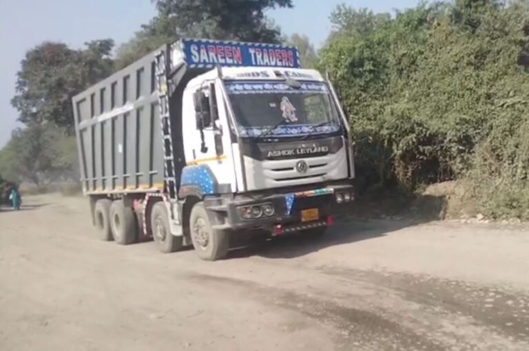 ਪਠਾਨਕੋਟ ’ਚ ਮਾਇਨਿੰਗ ਮਹਿਕਮੇ ਤੋਂ ਲੋਕ ਪ੍ਰੇਸ਼ਾਨ; ਪਿੰਡਾਂ ’ਚੋਂ ਗੱਡੀਆਂ ਲੰਘਣ ਖਿਲਾਫ ਕੀਤਾ ਪ੍ਰਦਰਸ਼ਨ