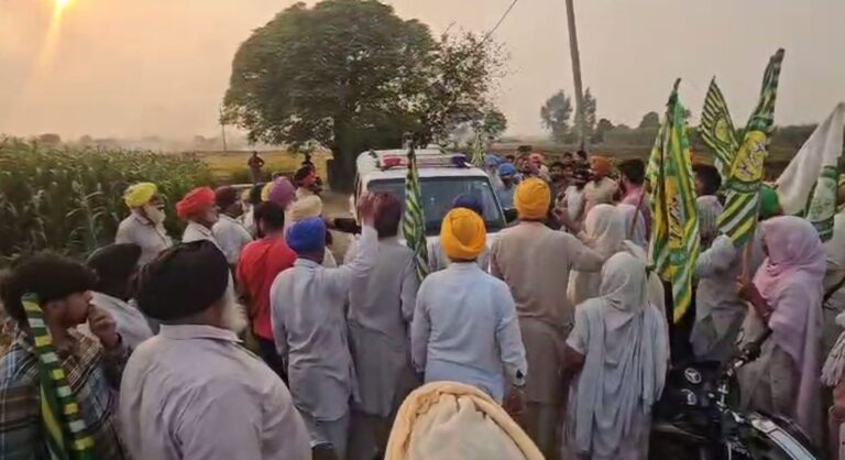 ਸੰਗਰੂਰ ’ਚ ਪਰਾਲੀ ਸਾੜਣ ਨੂੰ ਲੈ ਕੇ ਹੰਗਾਮਾ; ਅੱਗ ਬੁਝਾਉਣ ਆਈ ਪੁਲਿਸ ਦਾ ਘਿਰਾਓ