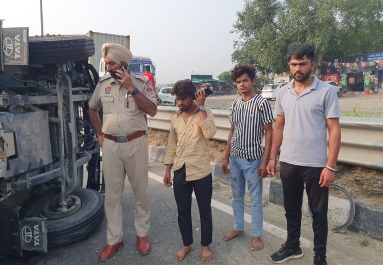 ਫਿਲੋਰ ਨੇੜੇ ਪਲਟਿਆ ਸੇਬਾਂ ਨਾਲ ਭਰਿਆ ਟਰੱਕ; ਅਚਾਨਕ ਟਾਇਰ ਫਟਣ ਕਾਰਨ ਵਾਪਰਿਆ ਹਾਦਸਾ