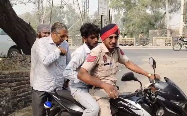 ਜਲਾਲਾਬਾਦ ’ਚ ਲੋਕਾਂ ਹੱਥੇ ਚੜ੍ਹਿਆ ਲੁਟੇਰਾ; ਮੋਬਾਈਲ ਖੋਹ ਕੇ ਭੱਜਦੇ ਨੂੰ ਕੀਤਾ ਕਾਬੂ; ਛਿੱਤਰ ਪਰੇਡ ਬਾਦ ਕੀਤਾ ਪੁਲਿਸ ਹਵਾਲੇ