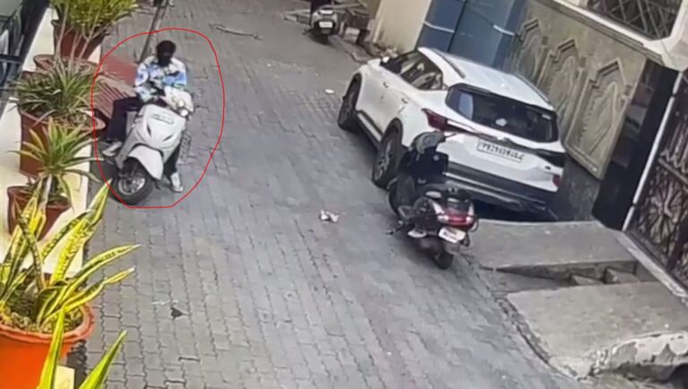 19. 3010_MOGA_ACTIVA CHORI ਮੋਗਾ ’ਚ ਦੁਕਾਨ ਦੇ ਬਾਹਰੋਂ ਐਕਟਿਵਾ ਚੋਰੀ; ਘਟਨਾ ਸੀਸੀਟੀਵ ’ਚ ਕੈਦ, ਪੁਲਿਸ ਕਰ ਰਹੀ ਜਾਂਚ