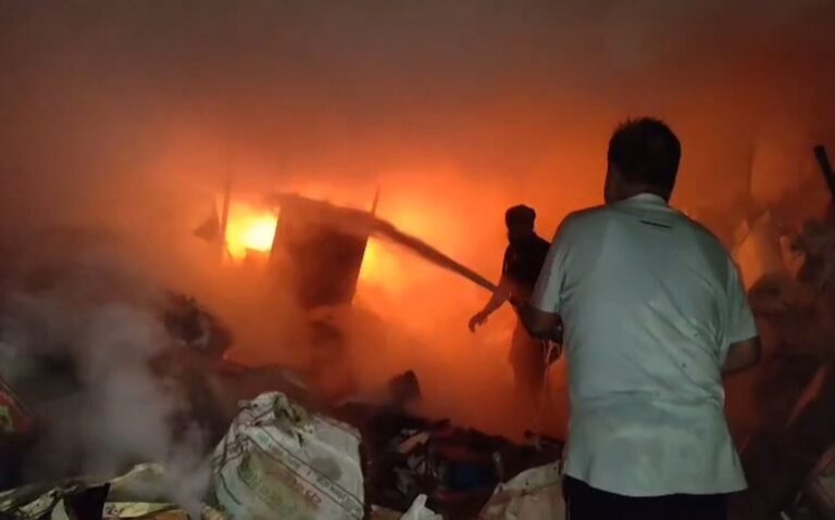 ਮੰਡੀ ਗੋਬਿੰਦਗੜ੍ਹ ’ਚ ਸਕਰੈਪ ਗੋਦਾਮ ਨੂੰ ਅੱਗ; ਅੱਗ ਨਾਲ ਲੱਖਾਂ ਰੁਪਏ ਦਾ ਹੋਇਆ ਨੁਕਸਾਨ