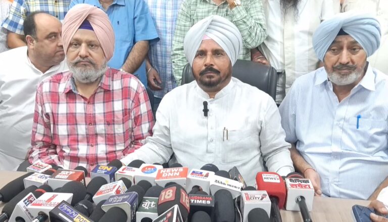 ਲੁਧਿਆਣਾ ਮਿਲਕ ਪਲਾਟ ਨੇ ਵੰਡੀ ਮੁਆਵਜਾ ਰਾਸ਼ੀ; ਬੀਤੇ ਦਿਨੀਂ ਵਾਪਰੇ ਹਾਦਸੇ ’ਚ ਗੁਆਈ ਸੀ ਜਾਨ; ਚੇਅਰਮੈਨ ਨੇ ਸੌਂਪੇ ਮ੍ਰਿਤਕ ਤੇ ਜ਼ਖਮੀਆਂ ਦੇ ਪਰਿਵਾਰਾਂ ਨੂੰ ਚੈੱਕ