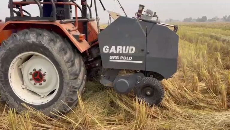 ਜਲਾਲਾਬਾਦ ਦੇ ਕਿਸਾਨਾਂ ਲਈ ਮੁਸੀਬਤ ਬਣੇ ਮਿੰਨੀ ਬੈਲਰ; ਗੱਠਾਂ ਬਣਾਉਣ ਵਿਚ ਨਹੀਂ ਰਹੇ ਕਾਮਯਾਬ; ਕੰਪਨੀ ਨੇ ਪਹਿਲਾਂ ਟਰਾਇਲ ਨਾ ਕਰਨ ਦੇ ਲੱਗੇ ਇਲਜ਼ਾਮ