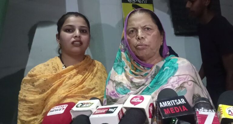 ਅੰਮ੍ਰਿਤਸਰ ਦੇ ਢਾਬ ਇਲਾਕੇ ਅੰਦਰ ਵੱਡਾ ਹੰਗਾਮਾ; ਨੌਜਵਾਨਾਂ ’ਤੇ ਲੱਗੇ ਔਰਤ ਨਾਲ ਛੇੜਛਾੜ ਦੇ ਇਲਜ਼ਾਮ; ਪੀੜਤਾਂ ਨੇ 7-8 ਨੌਜਵਾਨਾਂ ਖਿਲਾਫ ਮੰਗੀ ਕਾਰਵਾਈ