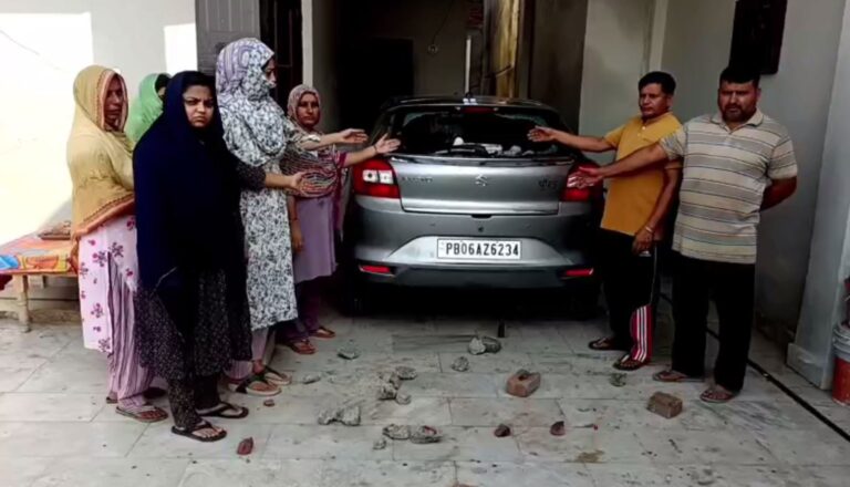 ਗੁਰਦਾਸਪੁਰ ’ਚ ਫੌਜੀ ਜਵਾਨ ਦੇ ਘਰ ’ਤੇ ਹਮਲਾ; ਘਰ, ਸਾਮਾਨ ਤੇ ਕਾਰ ਦੀ ਕੀਤੀ ਭੰਨਤੋੜ; ਲੁੱਟ ਕੇ ਬਚਾਈ ਜਾਨ, ਪੁਲਿਸ ਕਰ ਰਹੀ ਜਾਂਚ