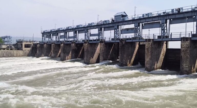 ਰਣਜੀਤ ਸਾਗਰ ਡੈਮ ਤੋਂ ਫਿਰ ਛੱਡਿਆ ਪਾਣੀ; ਮਾਧੋਪੁਰ ਹੈਡ ਵਰਕਸ ਦੇ ਖੋਲ੍ਹੇ ਗਏ ਸਾਰੇ ਗੇਟ;  ਲੋਕਾਂ ਨੂੰ ਦਰਿਆਵਾਂ ਤੋਂ ਦੂਰ ਰਹਿਣ ਦੀ ਅਪੀਲ