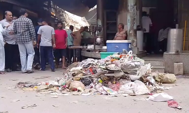 ਲੁਧਿਆਣਾ ’ਚ ਹਲਵਾਈ ਨੂੰ ਪੈਸੇ ਮੰਗਣਾ ਪਿਆ ਮਹਿੰਗਾ; ਸਫਾਈ ਸੇਵਕ ਦੁਕਾਨ ਮੂਹਰੇ ਕੂੜਾ ਸੁੱਟ ਕੇ ਫਰਾਰ; ਪੁਲਿਸ ਕੋਲ ਪਹੁੰਚੀ ਸ਼ਿਕਾਇਤ, ਪੁਲਿਸ ਕਰ ਰਹੀ ਜਾਂਚ