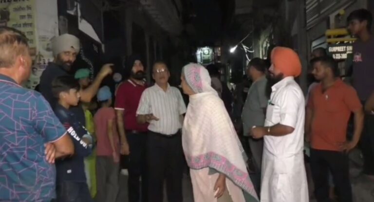 ਲੁਧਿਆਣਾ ’ਚ ਕੁੱਤਿਆਂ ਨੂੰ ਲੈ ਕੇ ਹੰਗਾਮਾ; ਕੁੱਤਾ ਪ੍ਰੇਮੀ ਖਿਲਾਫ ਨਿਤਰੇ ਮੁਹੱਲਾ ਵਾਸੀ; ਲੋਕਾਂ ਨੇ ਕੁੱਤਿਆਂ ਦੇ ਹੱਲ ਕੀ ਕੀਤੀ ਮੰਗ