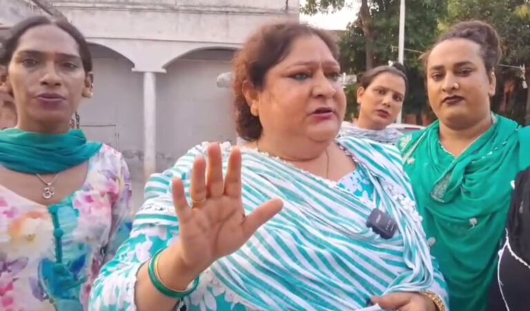 ਗੁਰਦਾਸਪੁਰ ’ਚ ਭਿੱੜੇ ਮਹੰਤਾਂ ਦੇ ਦੋ ਧੜੇ; ਵਧਾਈ ਲੈਣ ਨੂੰ ਲੈ ਕੇ ਲਾਏ ਧੱਕੇ ਦੇ ਇਲਜ਼ਾਮ