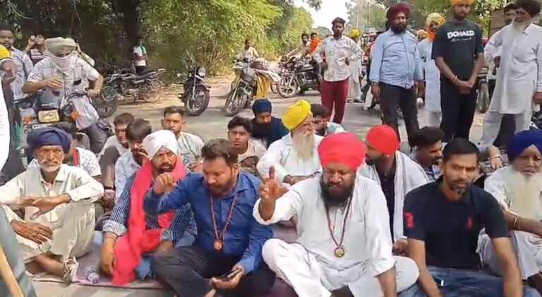 ਅੰਮ੍ਰਿਤਸਰ ਦੇ ਪਿੰਡ ਭੀਲੋਵਾਲ ’ਚ ਭਿੱੜੀਆਂ ਦੋ ਧਿਰਾਂ;  ਬਾਲਮੀਕੀ ਭਾਈਚਾਰੇ ਨੇ ਰੋਡ ਜਾਮ ਕਰ ਕੀਤਾ ਪ੍ਰਦਰਸ਼ਨ