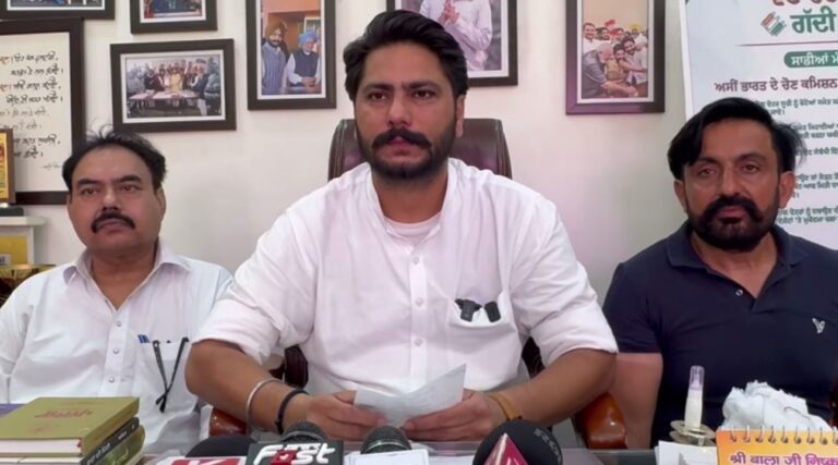 ਸੰਗਰੂਰ ਦੇ ਧੂਰੀ ਚ ਕਾਂਗਰਸੀ ਆਗੂਆਂ ਦੀ ਮੀਟਿੰਗ; ਸਾਬਕਾ ਵਿਧਾਇਕ ਦਲਵੀਰ ਗੋਡਲੀ ਨੇ ਕੀਤੀ ਅਗਵਾਈ;  ਵੋਟ ਚੋਰ ਗੱਦੀ ਛੋੜ ਮੁਹਿੰਮ ਤਹਿਤ ਕੀਤੇ ਦਸਤਖਤ