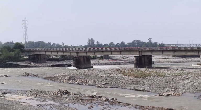 ਪਠਾਨਕੋਟ ਦੇ ਰਾਵੀ ਦਰਿਆ ’ਤੇ ਬਣਿਆ ਪੁਲ ਬੰਦ; ਪਿੱਲਰ ਖਿਸਕਣ ਦੇ ਚਲਦਿਆਂ ਚੁੱਕਿਆ ਕਦਮ; ਪੰਜਾਬ ਨੂੰ ਜੰਮੂ ਕਸ਼ਮੀਰ ਨਾਲ ਜੋੜਦਾ ਐ ਇਹ ਪੁਲ