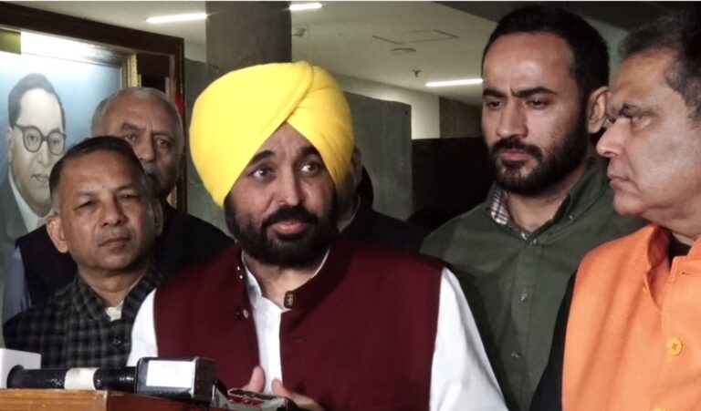 ਆਪ’ ਉਮੀਦਵਾਰ ਰਜਿੰਦਰ ਗੁਪਤਾ ਵੱਲੋਂ ਨਾਮਜ਼ਦਗੀ ਪੱਤਰ ਦਾਖਲ; ਮੁੱਖ ਮੰਤਰੀ ਮਾਨ ਤੇ ਸੂਬਾ ਪ੍ਰਧਾਨ ਅਮਨ ਅਰੋੜਾ ਰਹੇ ਮੌਜੂਦ