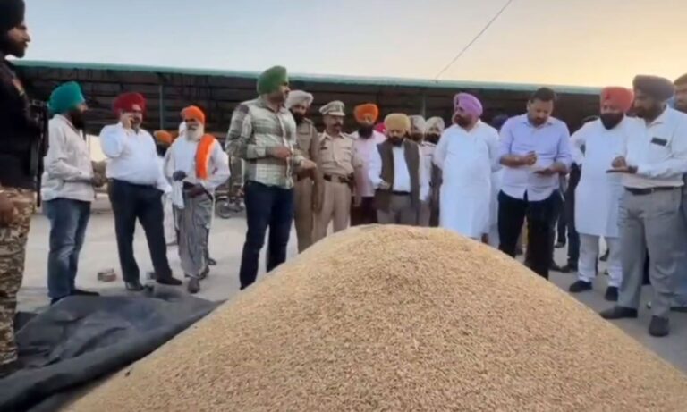 ਡੇਰਾ ਬਾਬਾ ਨਾਨਕ ਦਾਣਾ ਮੰਡੀ ਪਹੁੰਚੇ ਵਿਧਾਇਕ ਰੰਧਾਵਾ; ਬਿਨਾ ਬੋਲੀ ਝੋਨਾ ਬੋਰੀਆਂ ’ਚ ਪਾਉਣ ਦਾ ਲਿਆ ਨੋਟਿਸ