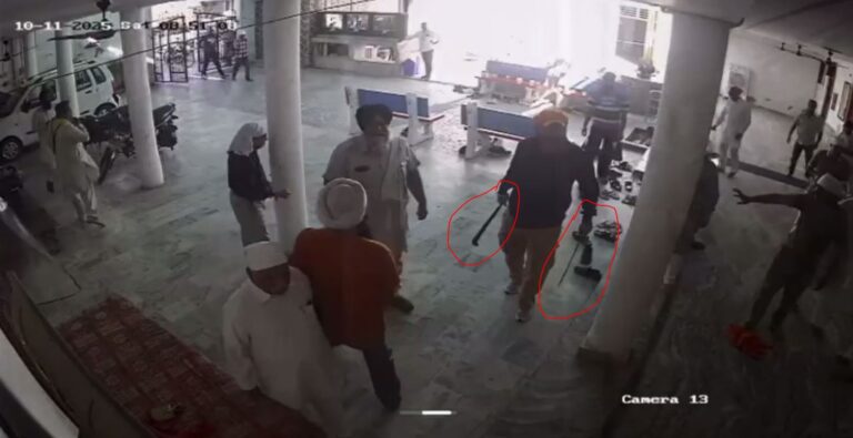 ਫਾਜਿਲਕਾ ’ਚ ਗੁਰੂ ਅੰਦਰ ਭਿੱੜੀਆਂ ਦੋ ਧਿਰਾਂ; ਤੇਜ਼ਧਾਰ ਹਥਿਆਰਾਂ ਨਾਲ ਇਕ-ਦੂਜੇ ’ਤੇ ਹਮਲਾ; ਘਟਨਾ ਸੀਸੀਟੀਵੀ ’ਚ ਕੈਦ, ਪੁਲਿਸ ਕਰ ਰਹੀ ਜਾਂਚ