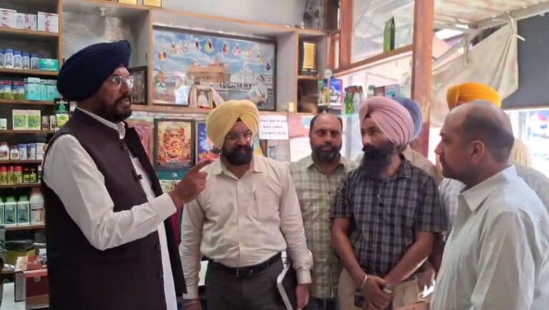 ਅਜਨਾਲਾ ’ਚ ਖਾਦ ਵਿਕਰੇਤਾਵਾਂ ’ਤੇ ਵਿਧਾਇਕ ਦਾ ਐਕਸ਼ਨ; ਖਾਦ ਕੀਮਤਾਂ ਨੂੰ ਲੈ ਕੇ ਦਿੱਤੀ ਚਿਤਾਵਨੀ; ਖੇਤੀਬਾੜੀ ਵਿਭਾਗ ਨਾਲ ਮਿਲ ਕੇ ਕੀਤੀ ਚੈਕਿੰਗ