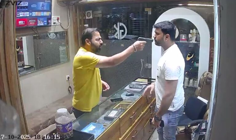 ਅੰਮ੍ਰਿਤਸਰ ’ਚ ਸਖਸ਼ ਨੇ ਸੁਨਿਆਰੇ ਨੂੰ ਦਿਖਾਈ ਬੰਦੂਕ; ਪੈਸਿਆਂ ਦੇ ਲੈਣ-ਦੇਣ ਨੂੰ ਲੈ ਕੇ ਹੋਈ ਸੀ ਤਕਰਾਰ; ਘਟਨਾ ਸੀਸੀਟੀਵੀ ’ਚ ਕੈਦ, ਪੁਲਿਸ ਨੇ ਜਾਂਚ ਕੀਤੀ ਸ਼ੁਰੂ