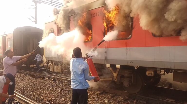 ਸਰਹਿੰਦ ਰੇਲਵੇ ਸਟੇਸ਼ਨ ’ਤੇ ਗੱਡੀ ਨੂੰ ਲੱਗੀ ਅੱਗ; ਸਮਾਂ ਰਹਿੰਦੇ ਪਤਾ ਚੱਲਣ ਕਾਰਨ ਟਲਿਆ ਵੱਡਾ ਹਾਦਸਾ; ਤਿੰਨ ਬੋਗਿਆਂ ਨੂੰ ਪਹੁੰਚਿਆ ਨੁਕਸਾਨ, ਜਾਂਚ ਜਾਰੀ