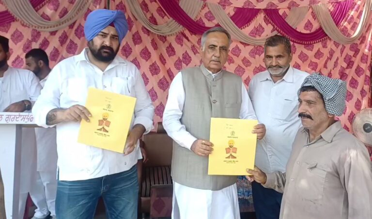 ਗੁਰਦਾਸਪੁਰ ’ਚ ਮੁਆਵਜਾ ਵੰਡਣ ਦੀ ਮੁਹਿੰਮ ਜਾਰੀ; 10 ਪਿੰਡਾਂ ਅੰਦਰ ਵੰਡੇ 5 ਕਰੋੜ 20 ਲੱਖ; ਹਲਕਾ ਇੰਚਾਰਜ ਰਮਨ ਬਹਿਲ ਵੱਲੋਂ ਸਰਕਾਰ ਦਾ ਧੰਨਵਾਦ