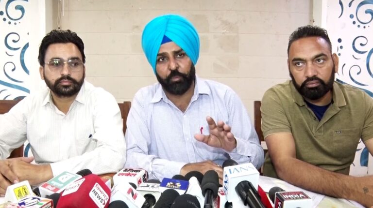 ਪੀਆਰਟੀਸੀ ਮੁਲਾਜ਼ਮ 23 ਨੂੰ ਕਰਨਗੇ ਚੱਕਾ ਜਾਮ;  ਜ਼ਿਮਨੀ ਚੋਣ ’ਚ ਪ੍ਰਚਾਰ ਦੀ ਚਿਤਾਵਨੀ; ਕਿਹਾ, ਮੰਗ ਨਾ ਮੰਨੀ ਤਾਂ ਬੱਸਾਂ ’ਚ ਕਰਾਂਗੇ ਪ੍ਰਚਾਰ