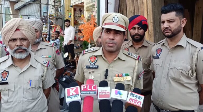 ਮੋਗਾ ਪੁਲਿਸ ਨੇ ਦਿਵਾਲੀ ਨੂੰ ਲੈ ਕੇ ਚੌਕਸੀ ਵਧਾਈ; ਨਾਕੇਬੰਦੀ ਕਰ ਕੇ ਸ਼ੱਕੀ ਵਾਹਨਾਂ ਦੀ ਕੀਤੀ ਜਾ ਰਹੀ ਜਾਂਚ;  ਲੋਕਾਂ ਨੂੰ ਪੁਲਿਸ ਨੂੰ ਸਹਿਯੋਗ ਦੇਣ ਦੀ ਕੀਤੀ ਅਪੀਲ