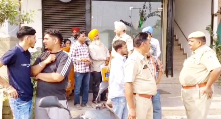 ਗੁਰਦਾਸਪੁਰ ’ਚ ਬਾਹਰ ਭੇਜਣ ਦੇ ਨਾਮ ’ਤੇ ਠੱਗੀ; ਨੌਜਵਾਨਾਂ ਨੇ ਦਫਤਰ ਅੱਗੇ ਇਕੱਠੇ ਹੋ ਕੀਤਾ ਪ੍ਰਦਰਸ਼ਨ