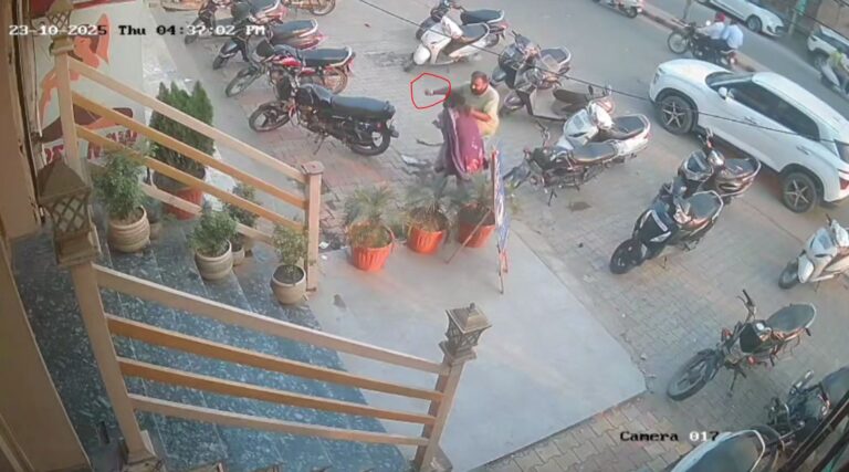 ਗੁਰਦਾਸਪੁਰ ’ਚ ਪਤੀ ਨੇ ਪਤਨੀ ਦੇ ਮਾਰਿਆ ਚਾਕੂ; ਐਸਐਚਓ ਦਾ ਪੁੱਤਰ ਦੱਸਿਆ ਜਾ ਰਿਹਾ ਹਮਲਾਵਰ;  ਘਟਨਾ ਸੀਸੀਟੀਵੀ ’ਚ ਕੈਦ, ਪੁਲਿਸ ਕਰ ਰਹੀ ਜਾਂਚ