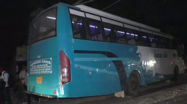 ਲੁਧਿਆਣਾ ’ਚ ਟਲਿਆ ਬੱਚਿਆਂ ਨਾਲ ਵੱਡਾ ਹਾਦਸਾ; ਹਾਈਵੋਲਟੇਜ ਤਾਰਾਂ ਨਾਲ ਟਕਰਾਈ ਸਕੂਲੀ ਬੱਸ; ਬੱਸ ’ਚ ਸਵਾਰ ਸੀ 55 ਬੱਚੇ, ਪੁਲਿਸ ਕਰ ਰਹੀ ਜਾਂਚ