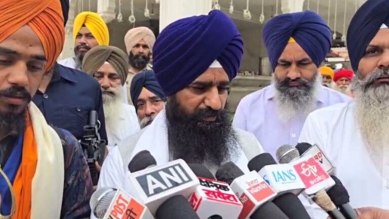 ਜਥੇਦਾਰ ਗੜਗੱਜ ਵੱਲੋਂ ਸਿੱਖ ਨੌਜਵਾਨ ਦਾ ਸਨਮਾਨ; ਸਾਈਕਲ ’ਤੇ ਕੀਤੀ ਸੀ ਪੰਜ ਤਖਤ ਸਾਹਿਬਾਨ ਦੀ ਯਾਤਰਾ; ਦਲਜੀਤ ਦੇ ਸ਼ੋਅ ਦੌਰਾਨ ਕੰਕਾਰ ਪਹਿਨਣ ’ਤੇ ਪਾਬੰਦੀ ਦੀ ਨਿੰਦਾ