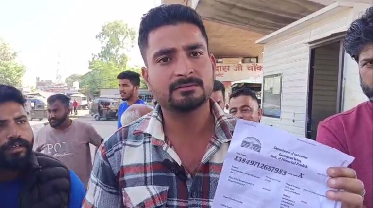 ਪਠਾਨਕੋਟ ਪ੍ਰਸ਼ਾਸਨ ਦੀ ਮਾਇਨਿੰਗ ਖਿਲਾਫ਼ ਸਖ਼ਤੀ; ਰੇਟ ਬਜਰੀ ਦੇ ਟਰੱਕਾਂ ਤੋਂ ਵਸੂਲਿਆ ਸਟੇਟ ਟੈਕਸ; ਵਾਹਨ ਚਾਲਕਾਂ ਨੇ ਪ੍ਰਗਟਾਇਆ ਰੋਸ