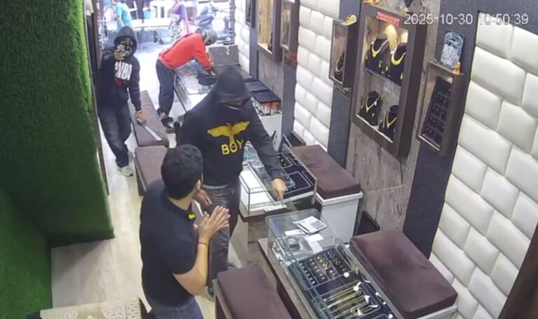 ਜਲੰਧਰ ’ਚ ਦਿਨ-ਦਿਹਾੜੇ ਲੁੱਟੀ ਸੁਨਿਆਰੇ ਦੀ ਦੁਕਾਨ; ਲੁਟੇਰੇ ਲੱਖਾਂ ਰੁਪੈ ਨਕਦੀ ਤੇ ਗਹਿਣੇ ਲੁੱਟ ਕੇ ਫਰਾਰ