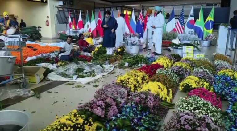 ਅੰਮ੍ਰਿਤਸਰ ਹਵਾਈ ਅੱਡੇ ਦੀ ਪ੍ਰਕਾਸ਼ ਪੁਰਬ ਮੌਕੇ ਵਿਸ਼ੇਸ਼ ਸਜਾਵਟ; ਦੇਸੀ ਵਿਦੇਸ਼ੀ ਫੁੱਲਾਂ ਨਾਲ ਦਿੱਤੀ ਜਾ ਰਹੀ ਸੁੰਦਰ ਦਿੱਖ