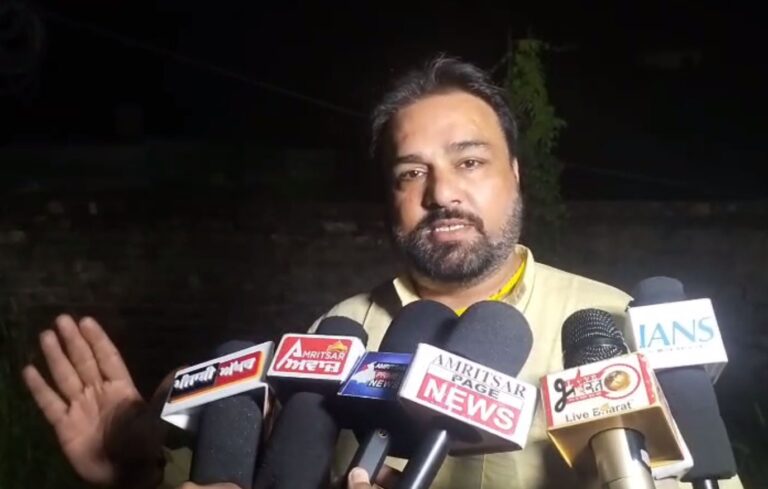 ਅੰਮ੍ਰਿਤਸਰ ’ਚ ਤਿੰਨ ਸ਼ਰਧਾਲੂਆਂ ਦੀ ਦਰਦਨਾਕ ਮੌਤ;  ਬੱਸ ਦੀ ਛੱਤ ’ਤੇ ਬੈਠ ਕੇ ਸਫ਼ਰ ਦੌਰਾਨ ਹਾਦਸਾ; ਲੈਂਟਰ ਨਾਲ ਟਕਰਾਉਣ ਕਾਰਨ ਗਈ ਜਾਨ