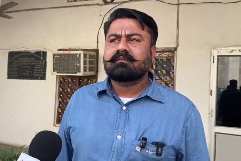 ਫਰੀਦਕੋਟ ਦੇ ਵਿਧਾਇਕ ਵੱਲੋਂ ਸੀਵਰੇਜ ਅਧਿਕਾਰੀ ਦੀ ਖਿਚਾਈ; ਗੁਰਦੁਆਰਾ ਸਾਹਿਬ ਦੇ ਲੰਗਰ ਹਾਲ ’ਚ ਵੜਿਆ ਸੀ ਪਾਣੀ