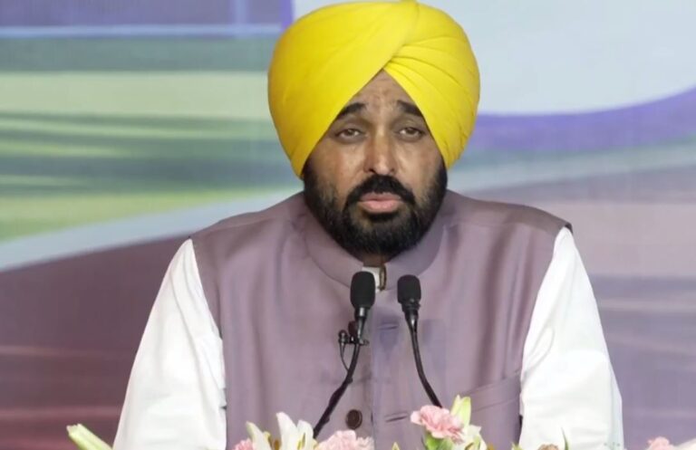 ਮੁੱਖ ਮੁੱਖ ਮੰਤਰੀ ਮਾਨ ਦੇ ਖੇਡ ਪ੍ਰੇਮੀਆਂ ਨੂੰ ਵੱਡਾ ਤੋਹਫਾ;  ਸੂਬੇ ਭਰ ਅੰਦਰ ਉਸਾਰੇ ਜਾਣਗੇ 3 ਹਜ਼ਾਰ ਖੇਡ ਮੈਦਾਨ; ਕਨਵੀਨਰ ਕੇਜਰੀਵਾਲ ਤੇ ਸੀਐਮ ਮਾਨ ਨੇ ਰੱਖਿਆ ਨੀਂਹ ਪੱਥਰ