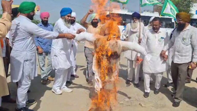 ਤਰਨ ਤਾਰਨ ’ਚ ਆਪ ਆਗੂ ’ਤੇ ਫੁੱਟਿਆ ਕਿਸਾਨਾਂ ਦਾ ਗੁੱਸਾ;  ਹਲਕਾ ਇੰਚਾਰਜ ਸੋਨੀਆ ਮਾਨ ਖਿਲਾਫ ਕੀਤੀ ਨਾਅਰੇਬਾਜ਼ੀ