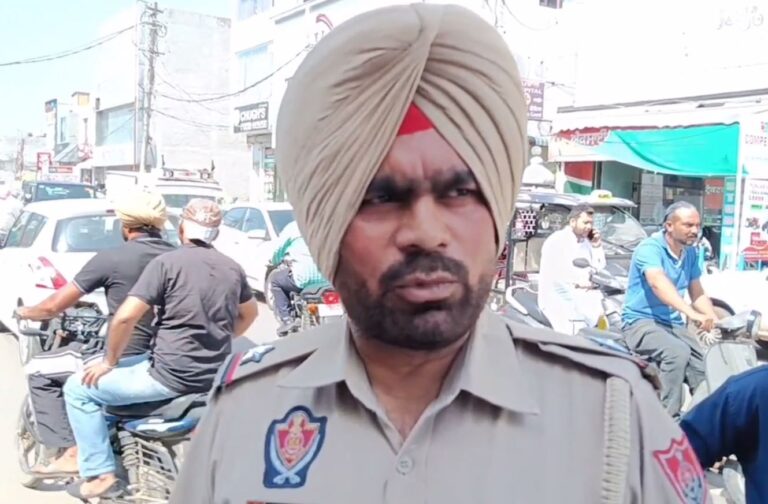 ਨਾਭਾ ’ਚ ਕਾਰ ਦੇ ਬੱਸ ਵਿਚਾਲੇ ਟੱਕਰ; ਆਟੋ ਦੇ ਅਚਾਨਕ ਯੂ ਟਰਨ ਕਾਰਨ ਹਾਦਸਾ; ਪੁਲਿਸ ਨੇ ਮੌਕੇ ’ਤੇ ਪਹੁੰਚ ਕੇ ਜਾਂਚ ਕੀਤੀ ਸ਼ੁਰੂ
