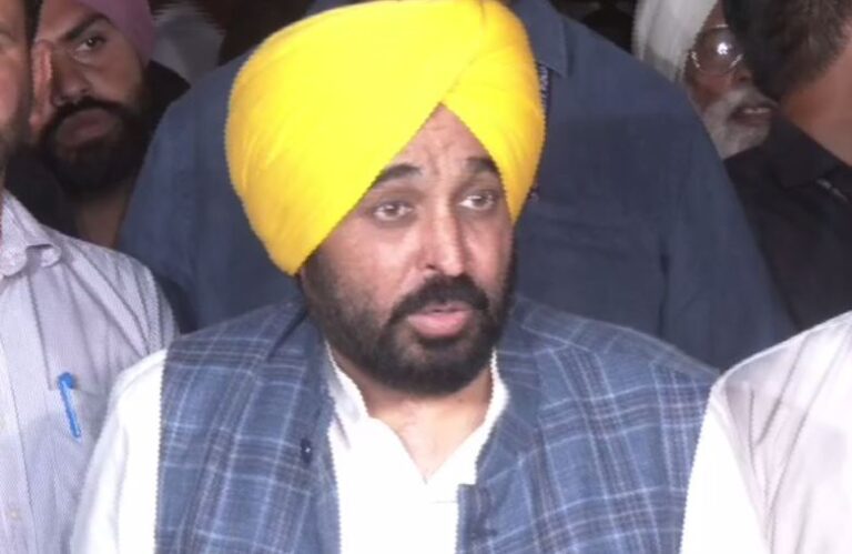 ਚੰਡੀਗੜ੍ਹ ’ਚ ਆਈਪੀਐਸ ਦੇ ਪਰਿਵਾਰ ਨੂੰ ਮਿਲੇ ਸੀਐਮ ਮਾਨ; ਘਟਨਾ ਨੂੰ ਦੱਸਿਆ ਸਿਸਟਮ ’ਤੇ ਮੂੰਹ ’ਤੇ ਚਪੇੜ; ਪੱਛੜੇ ਵਰਗਾਂ ਨੂੰ ਦਬਾਉਣ ਦੀ ਕੋਸ਼ਿਸ਼ ਦੇ ਇਲਜਾਮ