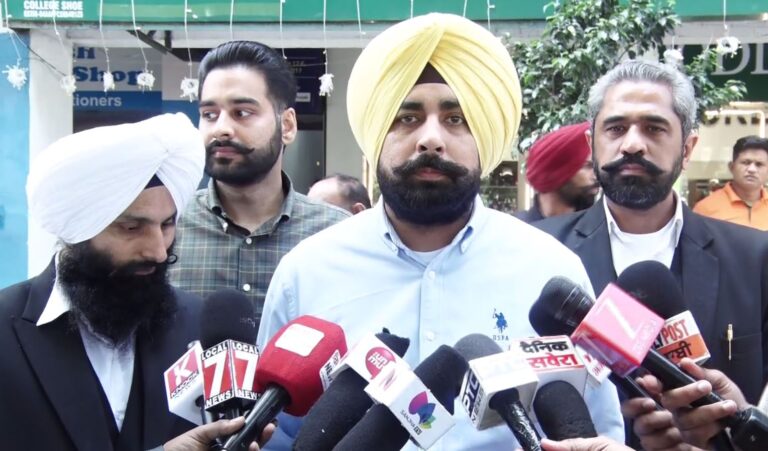 ਚੋਣ ਕਮਿਸ਼ਨ ਨੂੰ ਮਿਲਿਆ ਅਕਾਲੀ ਦਲ ਦਾ ਵਫਦ; ਜ਼ਿਮਨੀ ਚੋਣ ਦੌਰਾਨ ਧੱਕੇਸ਼ਾਹੀ ਦੇ ਲਾਏ ਇਲਜ਼ਾਮ; ਡੀਐਸਪੀਜ਼ ਦੀ ਤੈਨਾਤੀ ਨੂੰ ਦੱਸਿਆ ਗੈਰ-ਕਾਨੂੰਨੀ